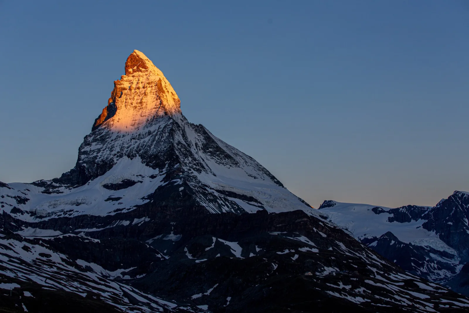 Le Cervin au lever du soleil, sommet éclairé
